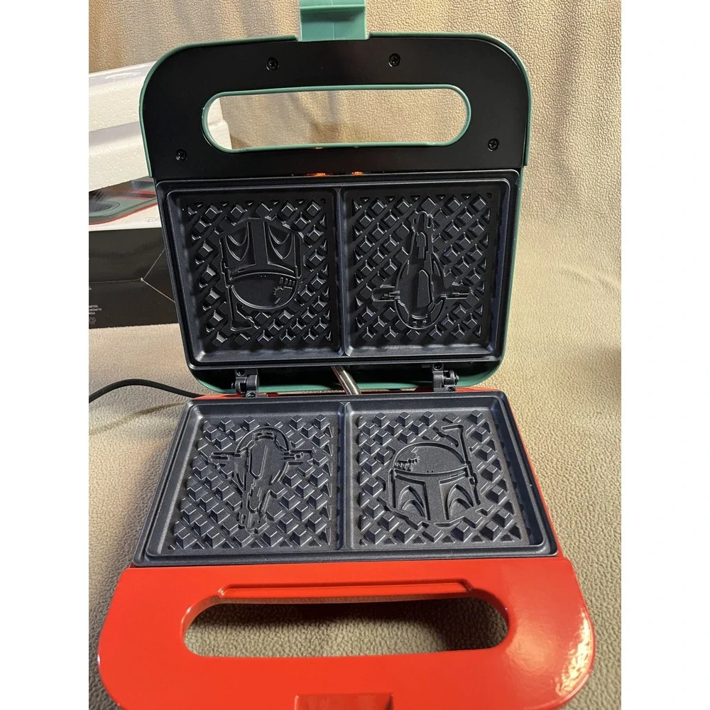 Star Wars Boba Fett Waffle Maker Makes 2 Mini Waffles Nonstick Plates‎